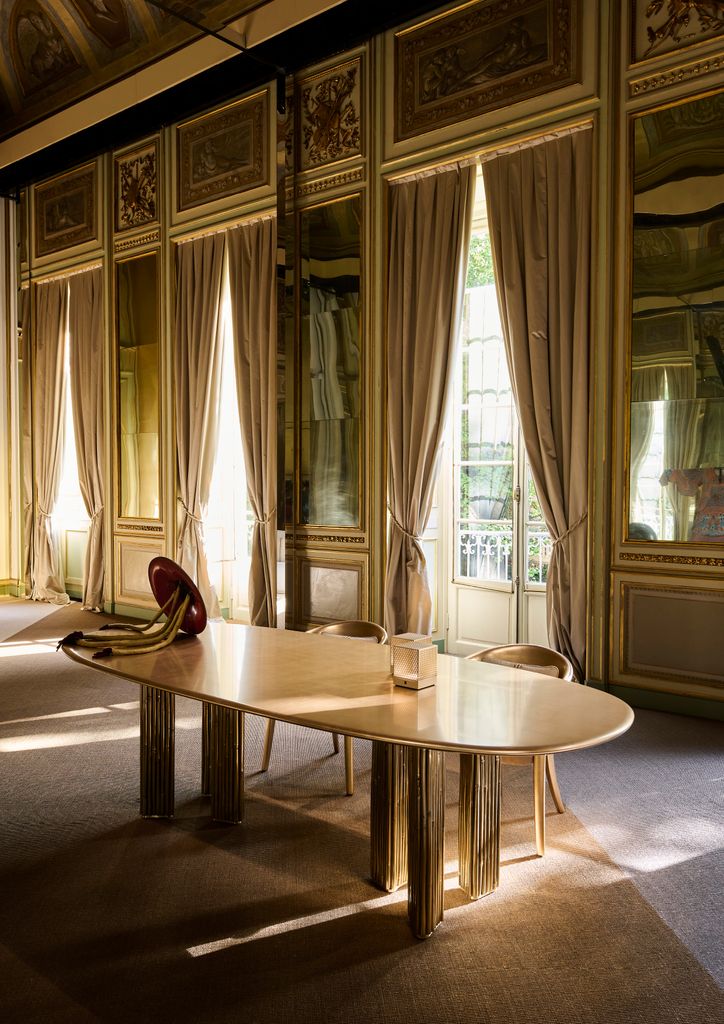 Comedor de estilo oriental con una lujosa mesa de Armani/Casa