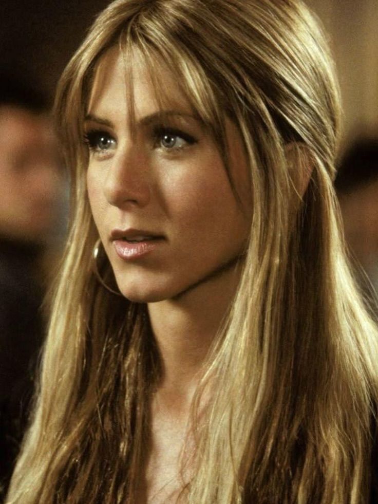 Jennifer Aniston con flequillo abierto, el que mejor se camufla