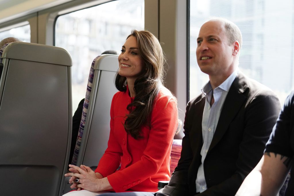 Los príncipes de Gales viajan en la línea Elizabeth del metro de Londres 