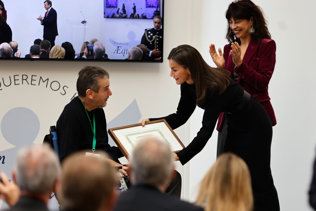 Plano medio de la reina Letizia entregando un premio a Juan Carlos Unzué 