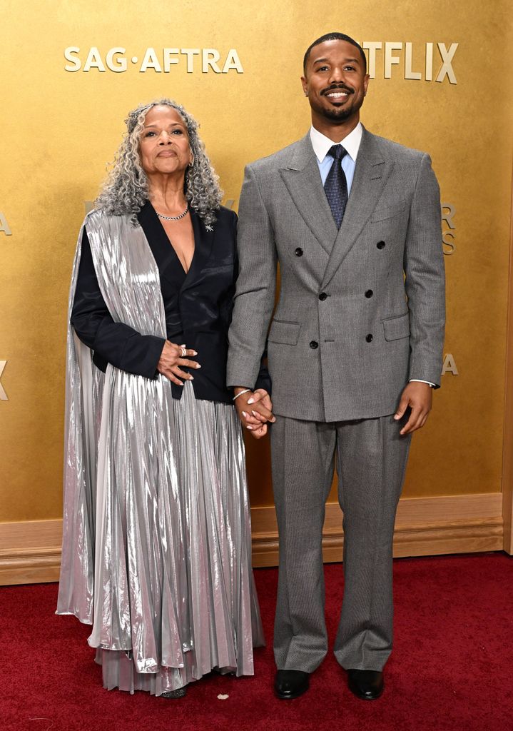 Michael B. Jordan posando junto a su madre