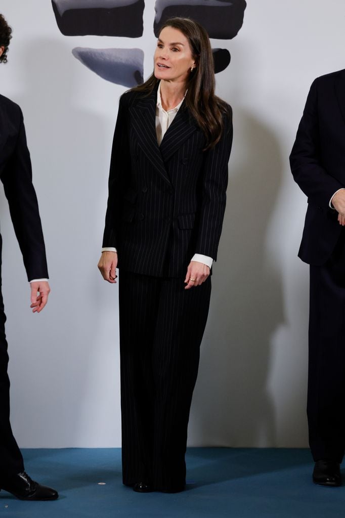 La reina Letizia con un traje negro de raya diplomática