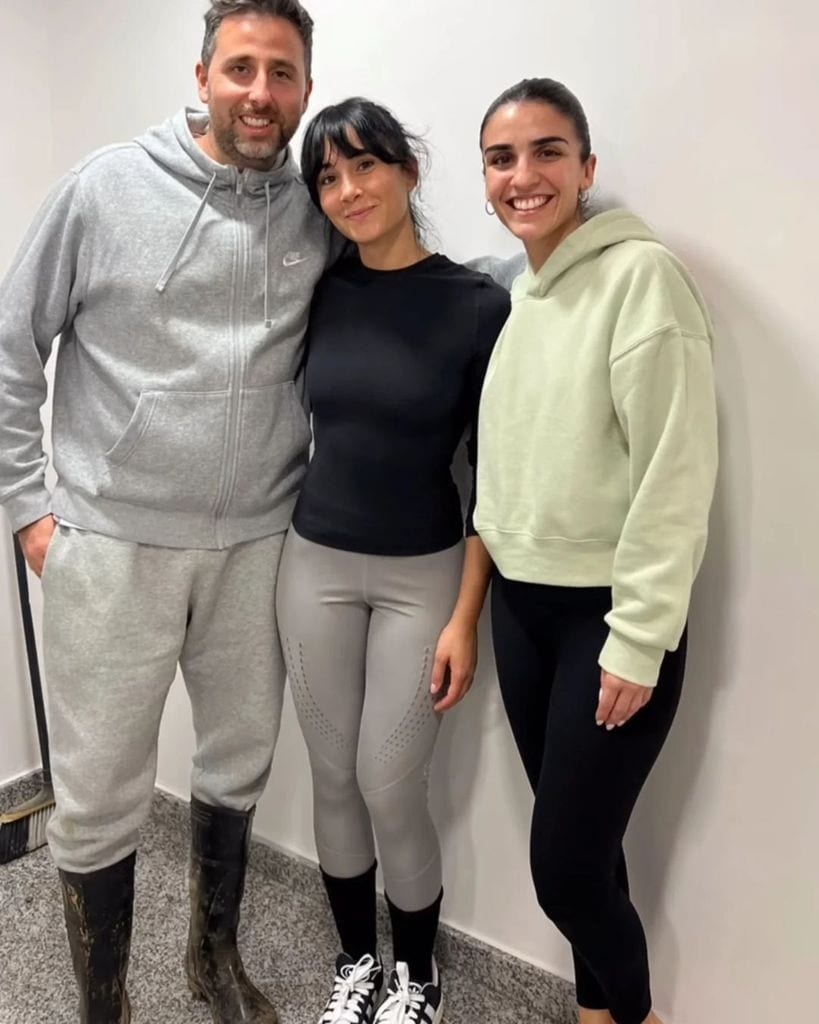 Plano entero de Aitana posando con otros voluntarios