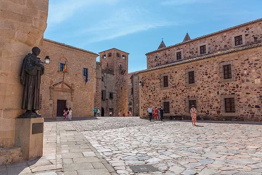  Palacio y plaza de los Golfines de Abajo en Cáceres