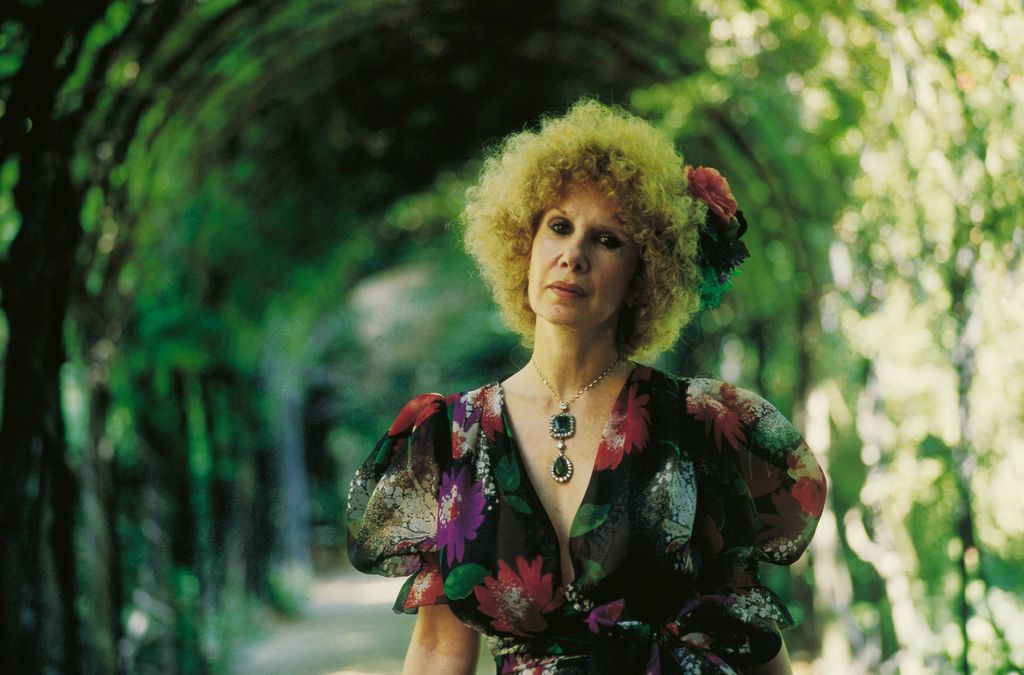 La duquesa de Alba en los jardines de Liria