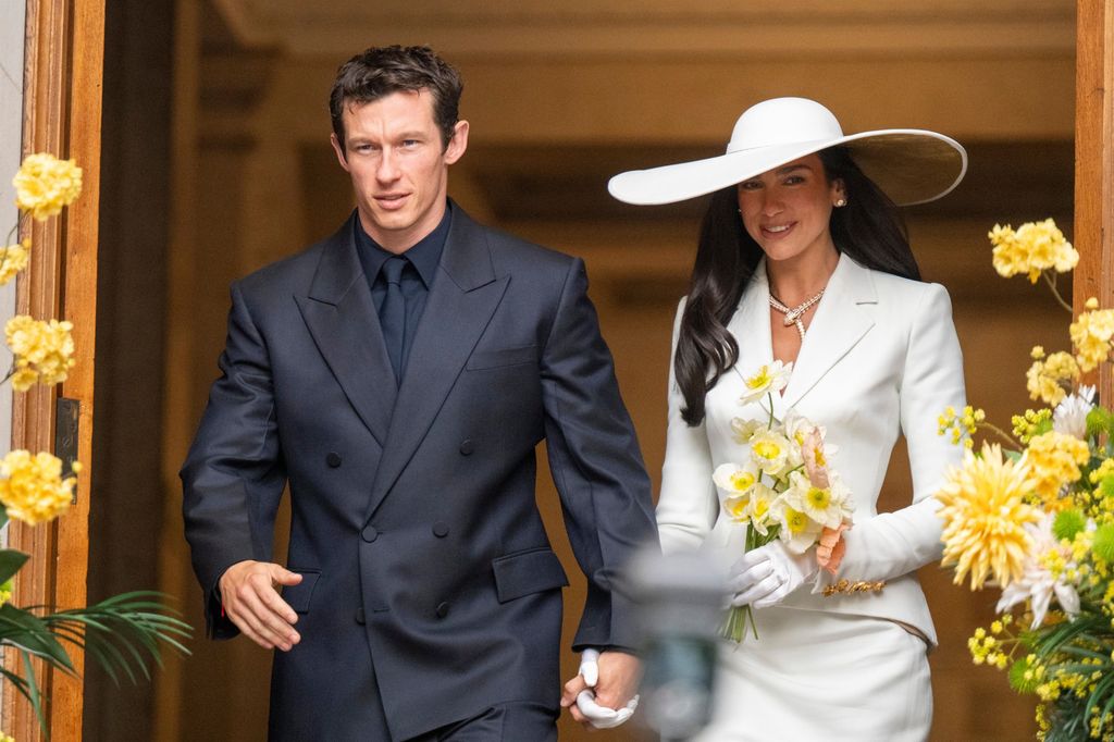 Dua Lipa lució guapísima y muy feliz en su boda civil con Callum Turner.