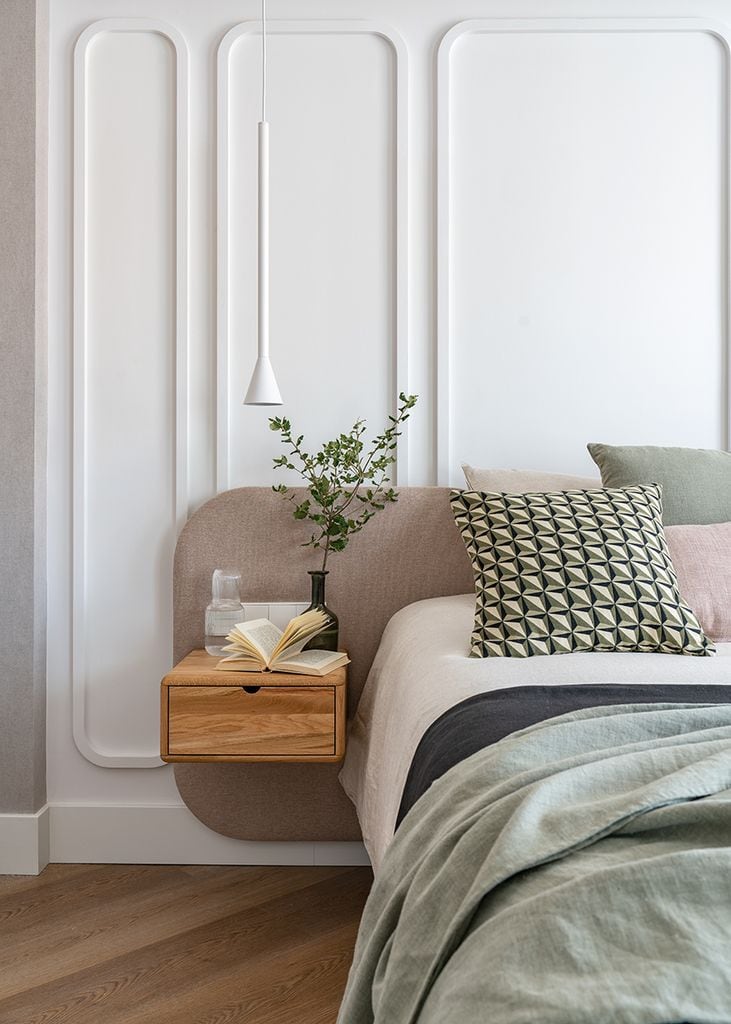 Dormitorio con mesita de noche suspendida. 