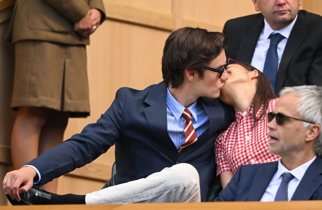 Partridge y Rodrigo besándose en la Wimbledon