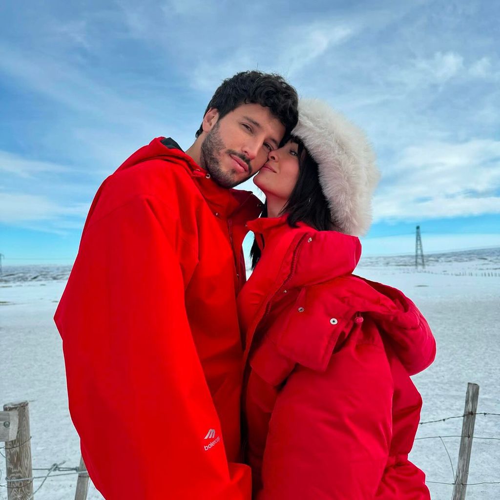 Plano medio de Aitana y Sebastián Yatra posando  en Islandia