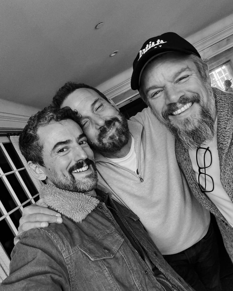 Luis Gerardo Méndez con Ben Affleck y Matt Damon.