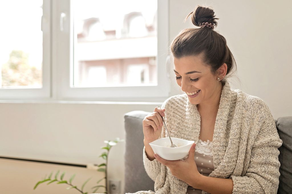 mujer comiendo sonriente
