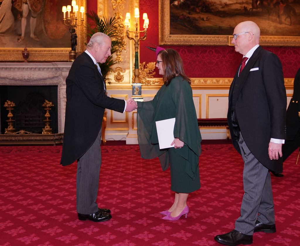 El rey Carlos III recibe a la embajadora española, Emma Aparici Vazquez de Parga