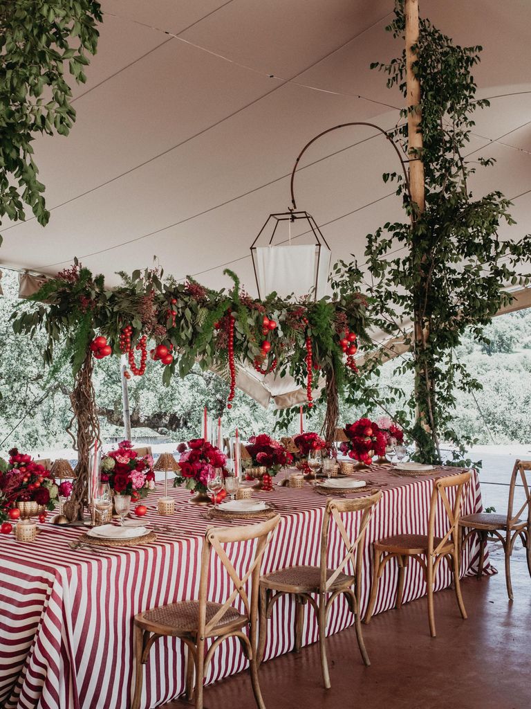 Decoración de bodas con manteles a rayas rojo