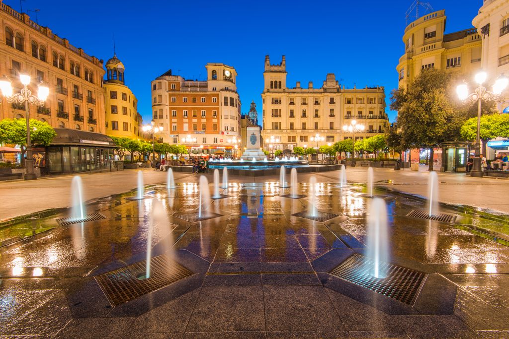 Plaza de las Tendillas, en Córdoba, iluminada al anochecer
