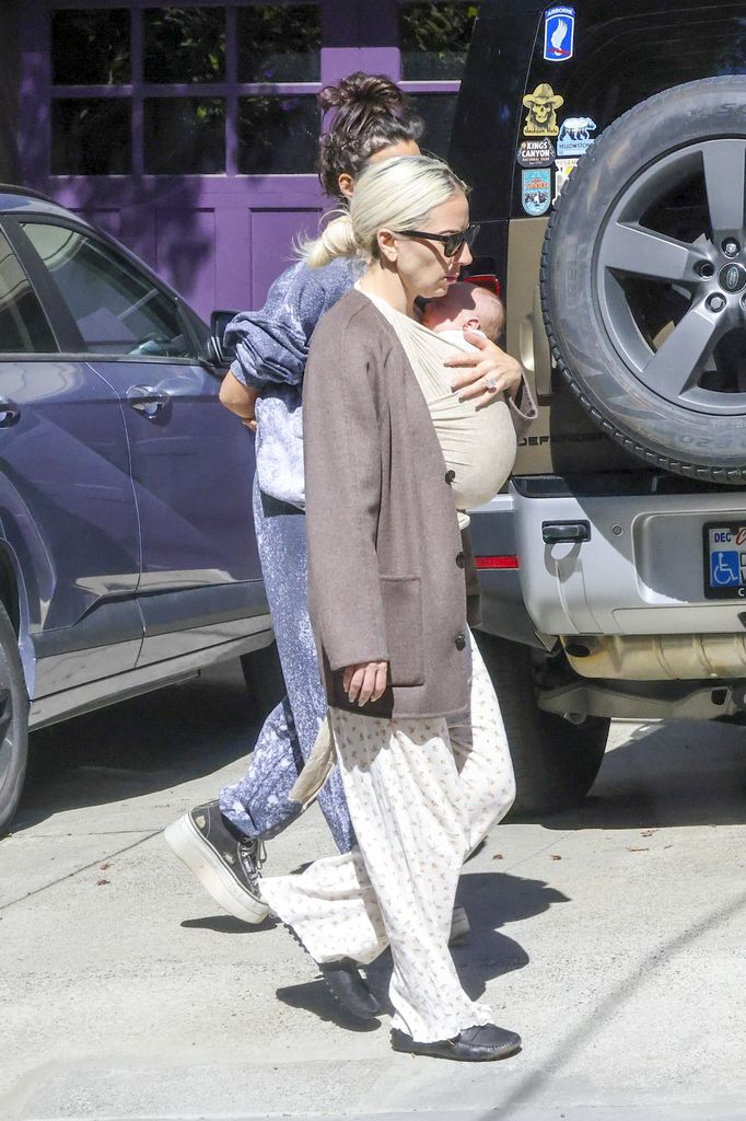 La cantante se dejó ver con un look cómodo, además de llevar el rostro libre de maquillaje y unas gafas de sol. Sobre su pecho, reposaba su pequeño bebé. 