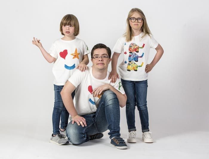 Esta colección de camisetas diseñada con alegres dibujos y coloridos estampados tiene como objetivo recaudar fondos que irán destinados a asegurar la máxima calidad en la educación de los niños de la Fundacion
