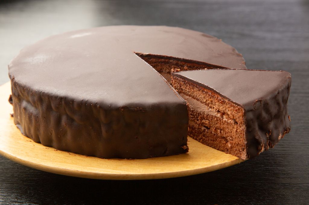 La clave de esta tarta es un bizcocho blandito relleno de mermelada y con una buena cobertura de chocolate.
