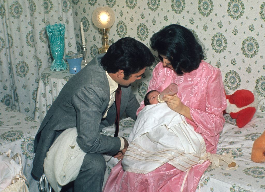 El torero Francisco Rivera y Carmen Ordóñez posan con su primer hijo, Fran Rivera, en la habitación infantil de su casa en Madrid