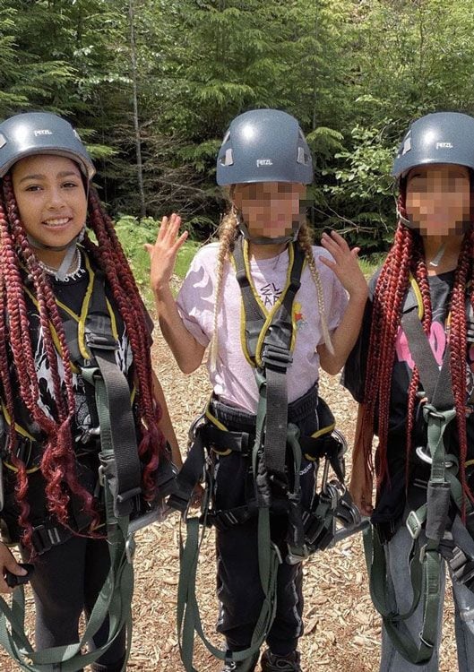 Imagen de North West con sus amigas de campamento