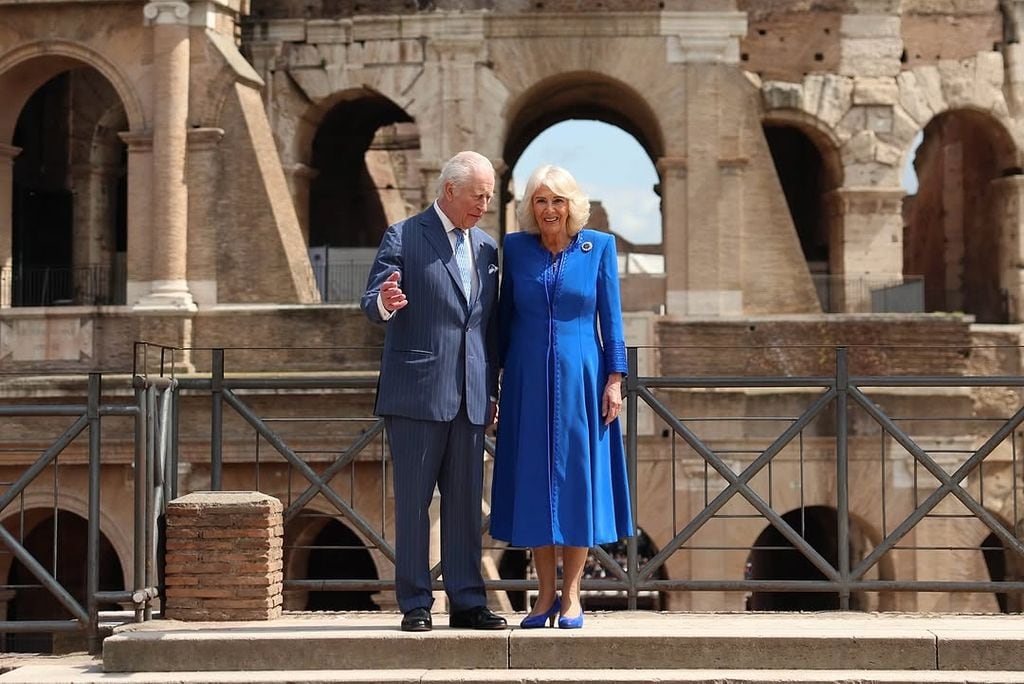 El rey Carlos y la reina Camilla posaron frente al Coliseo Romano con muy buen humor en calidad de turistas