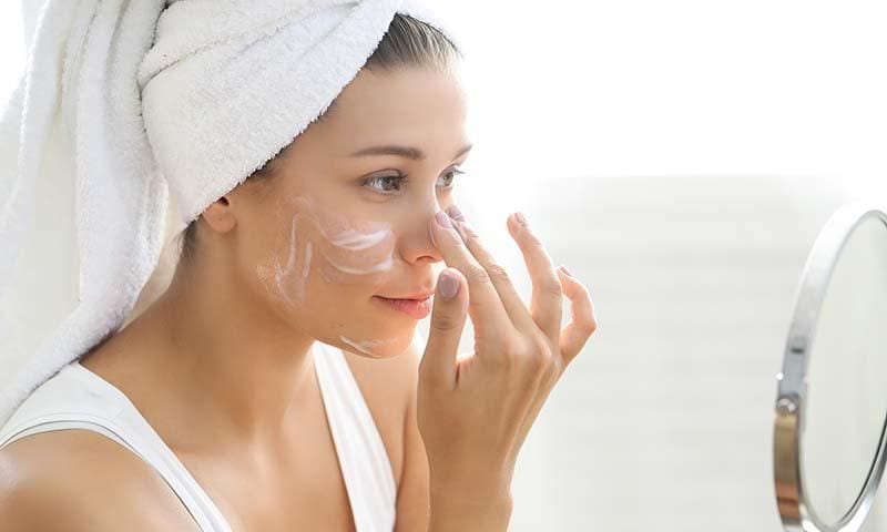 mujer cuida el cutis