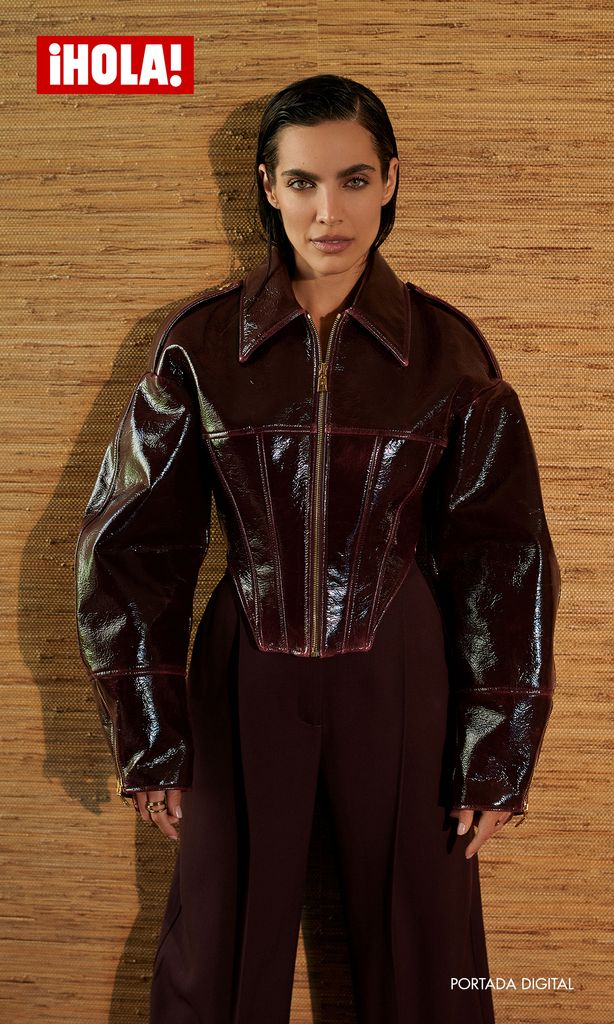 Fotógrafo: Esteban Calderón | Stylist: Rafael Linares | Peinado: Aviva Jansen Perea | Maquillaje: Carola González | Chaqueta, pantalones: Elisabetta Franchi | Anillos: Lilou

