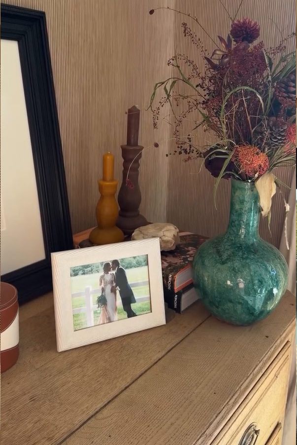 Detalles como fotografías enmarcadas aportan calidez a la estancia