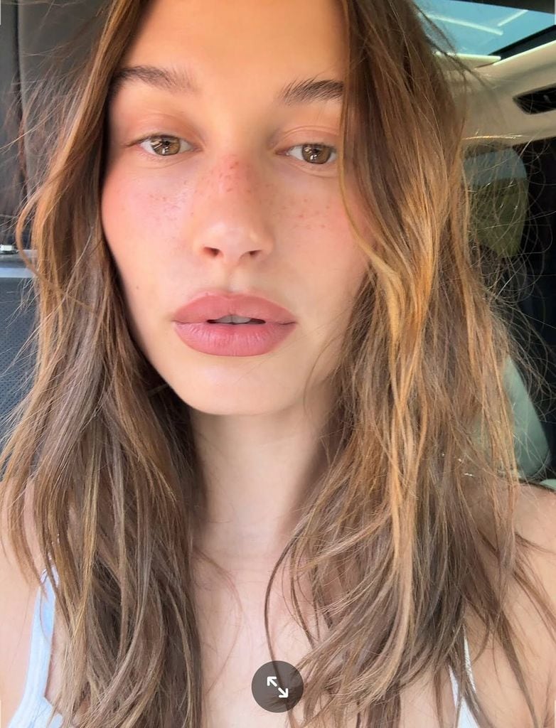 Hailey Bieber haciéndose un selfie en un coche