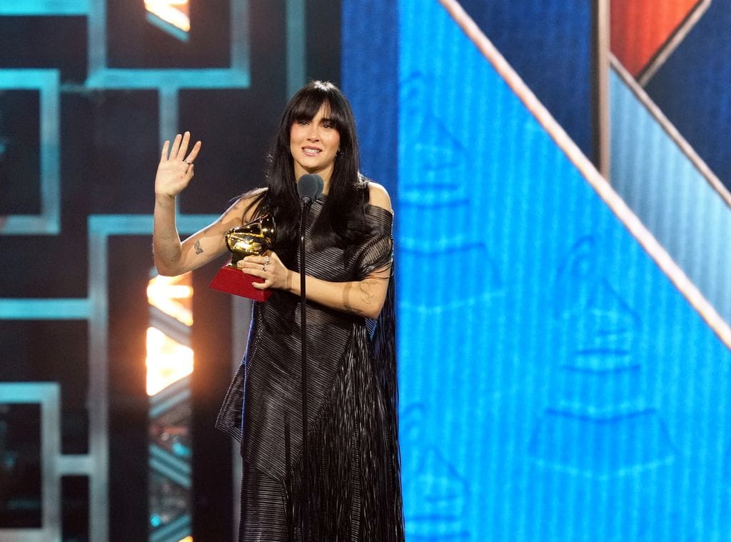 Aitana acepta Best Recording Package award por Cuarto Azul.