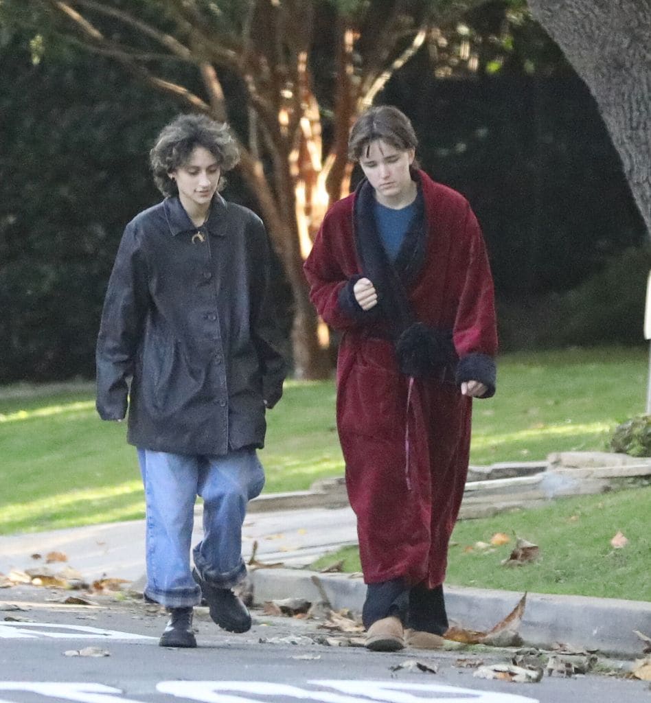 Emme Muñiz y Fin Affleck fueron captados dando un tranquilo paseo en Los Ángeles.