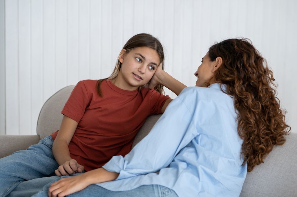 Madre hablando con su hija adolescente
