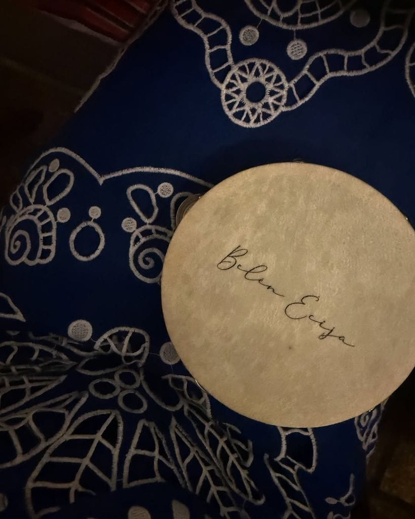 Belén Écija se va de boda con un vestido alquilado de escote flor