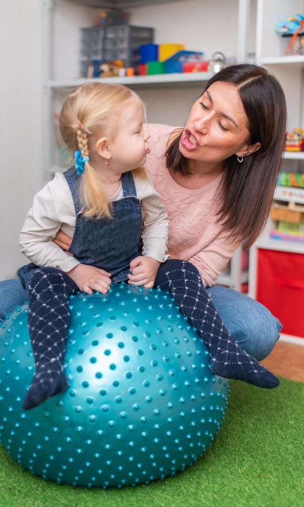 Niña jugando con psicologa infantil