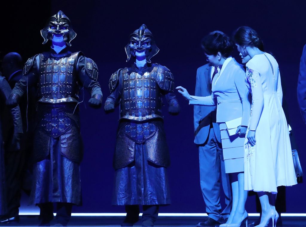 La primera dama china, entusiasmada con los entresijos del Teatro Real