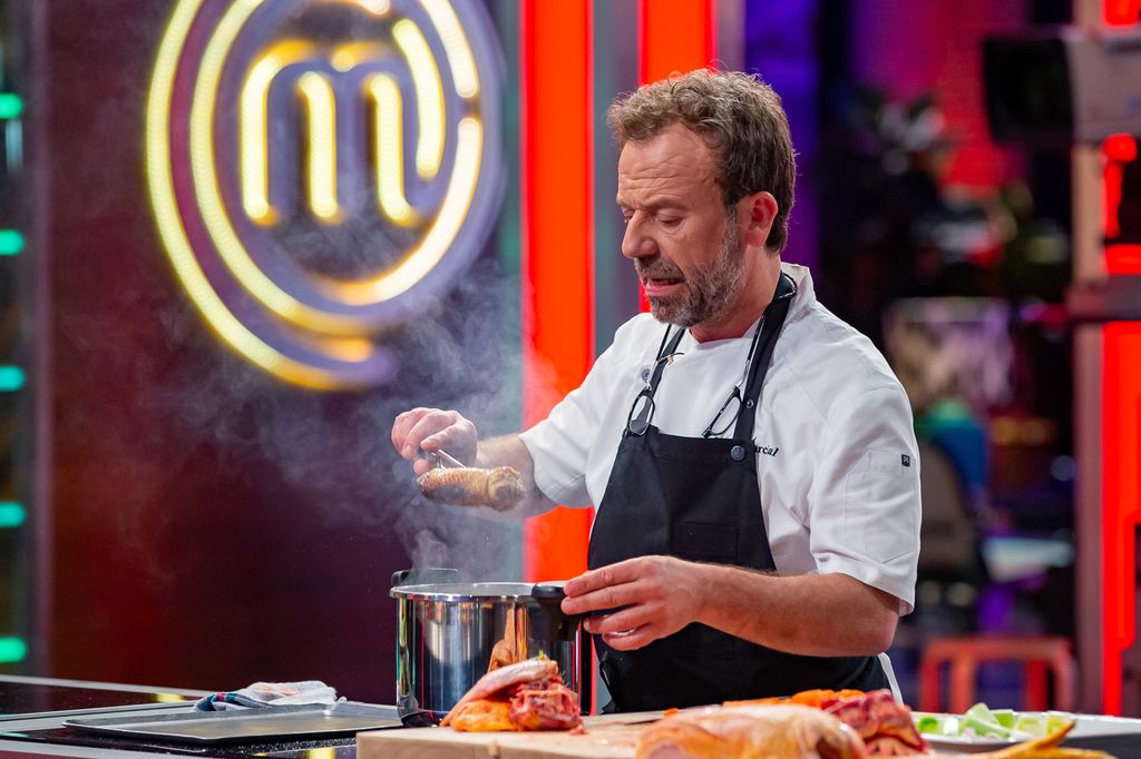 En el primer reto los concursantes deberán elaborar una receta de Nacho Manzano, siguiendo al chef en tiempo real