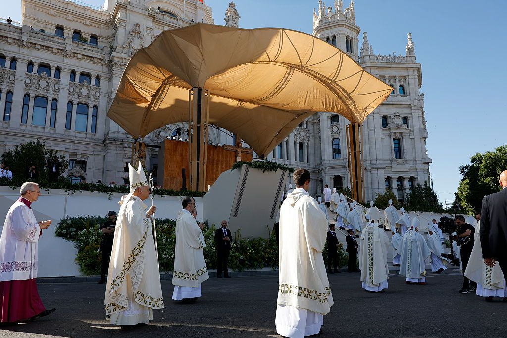 El Papa llegando al altar mayor
