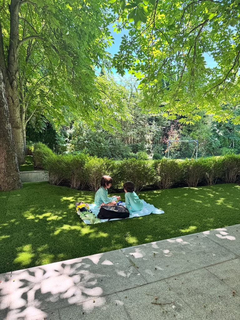 Los hijos de Fernando Verdasco en el jardín de la casa familiar