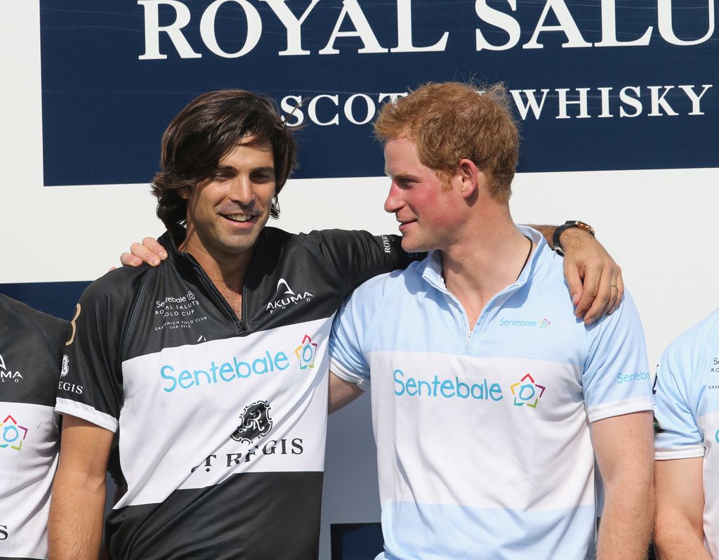 Nacho Figueras y el príncipe Harry en el Greenwich Polo Club, tras un partido de polo en mayo de 2013, en Greenwich, Connecticut.