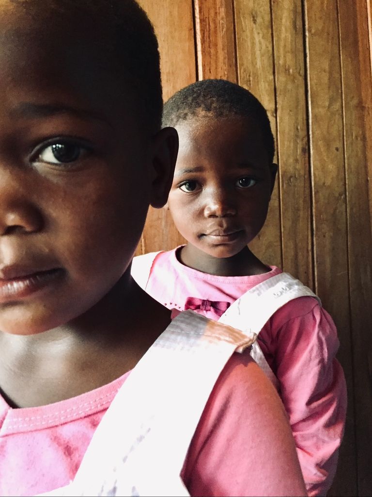 Las hermanas Stella y Estere de pequeñas