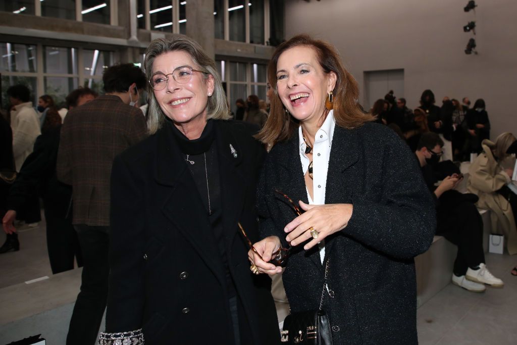 Carolina de Mónaco y Carole Bouquet en un desfile de Chanel