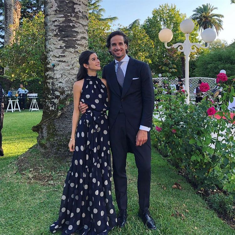 Sandra Gago con un vestido de lunares en la boda de su cuñado Víctor