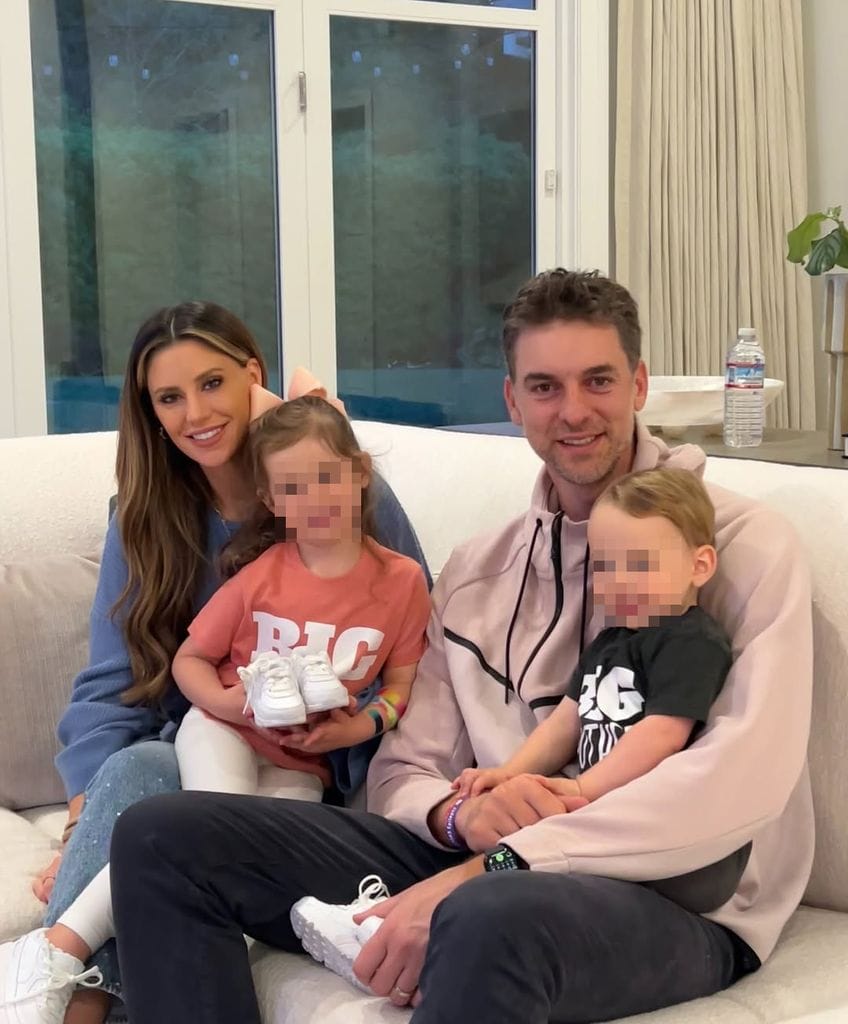 Pau y Cat con sus dos hijos