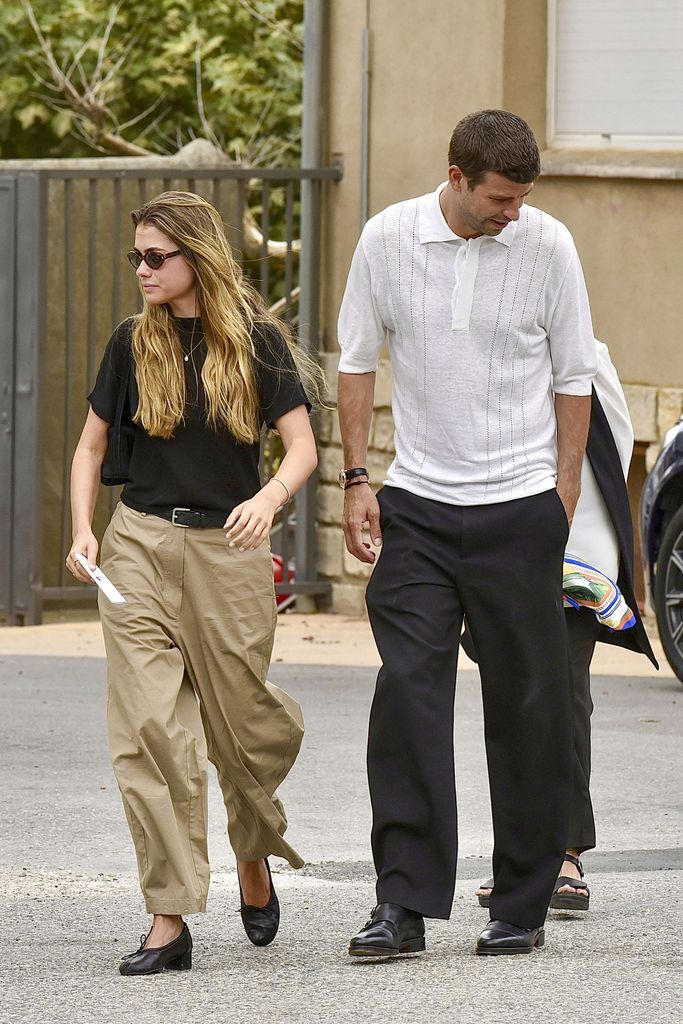 Gerard Piqué y Clara Chía a la salida del funeral de Lina Rovira, abuela del exfutbolista.