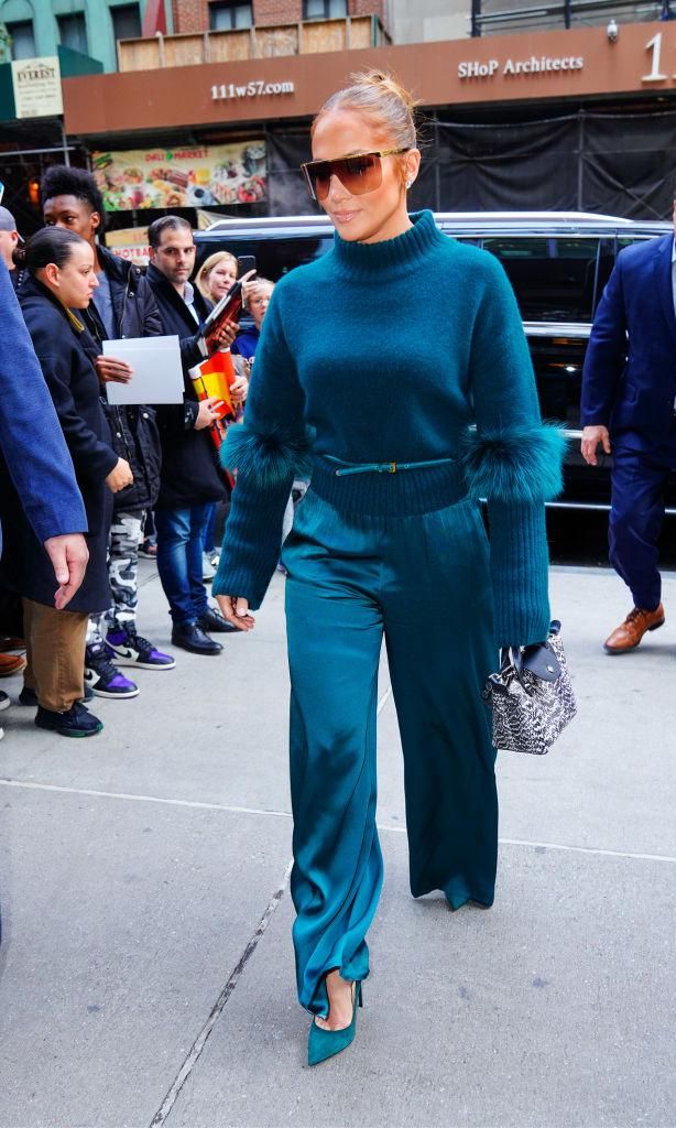 jennifer lopez con look monocrom tico de sally lapointe y jimmy choo