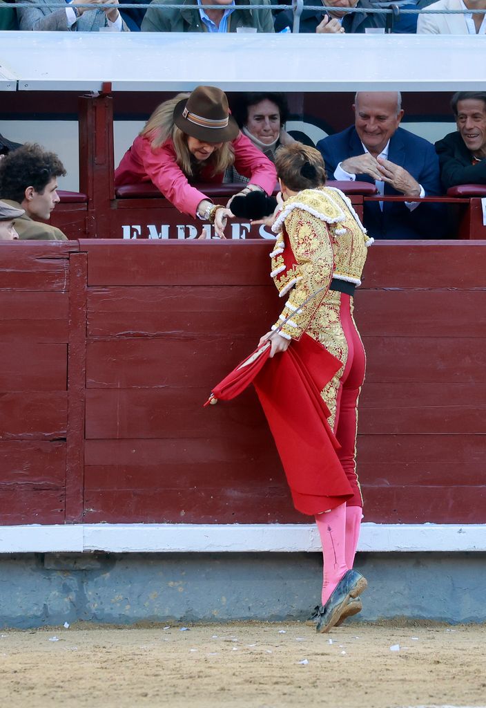 El torero Román Collado brinda un toro a la infanta Elena 