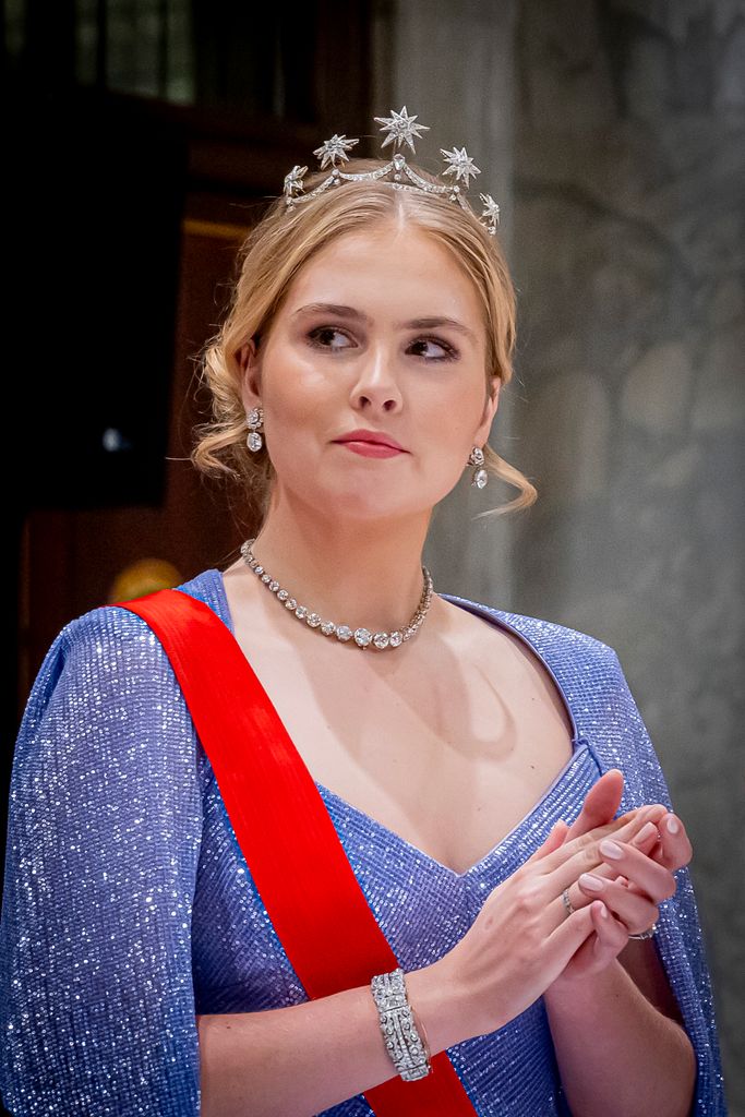 Amalia de Holanda en la cena de Estado en honor del presidente de Portugal en diciembre de 2024