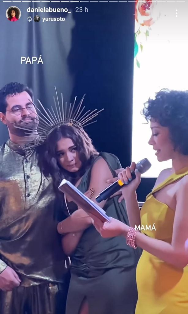 Maya Berry Spear con sus padres adoptivos
