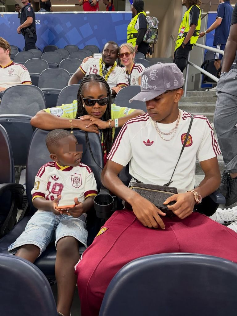 Las muecas, los bailes y la pasión con la que anima a su hermano Lamine Yamal han convertido a Keyne en uno de los rostros más queridos del campeonato