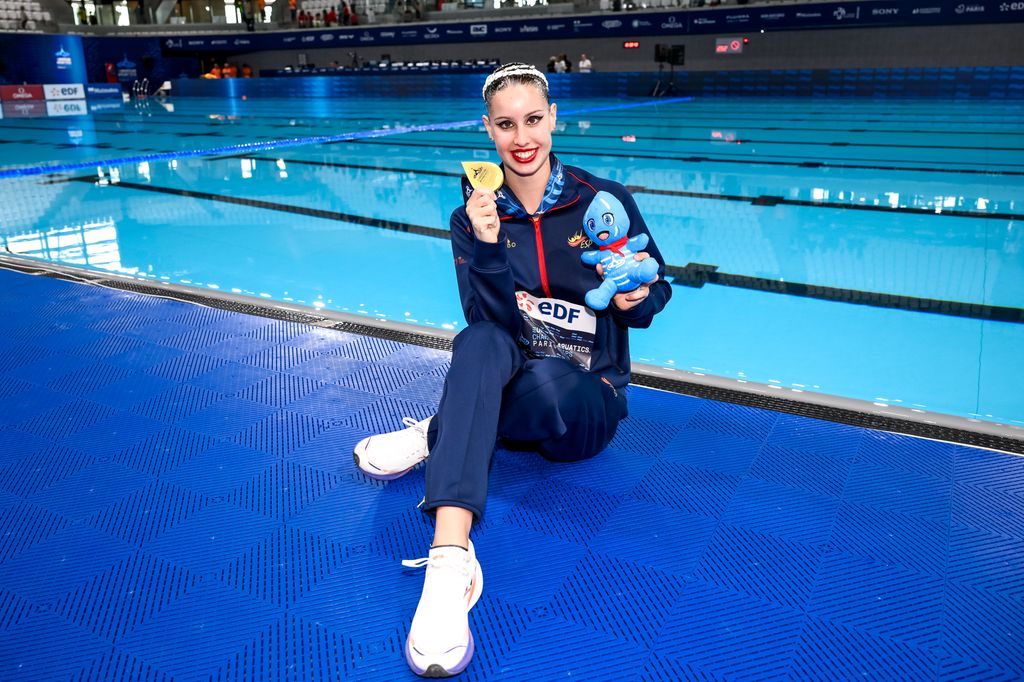 La española Iris Tio Casas con su medalla tras ganar en la final de solo libre femenino de natación artística durante el Campeonato de Europa de Deportes Acuáticos en el Centro Acuático Olímpico de París (Francia), el 3 de agosto de 2026