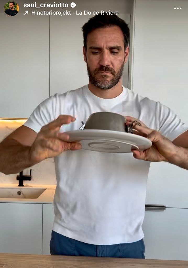 Saúl Craviotto desmoldando el flan de huevo